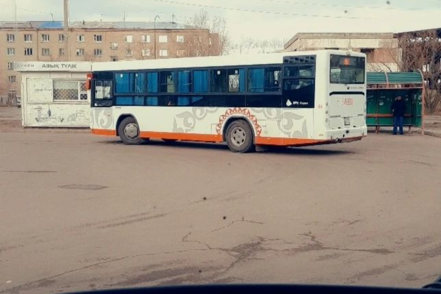 "Сағаттап күтеміз". Көкшетауда тұрғындар қоғамдық көліктерге наразылық білдірді