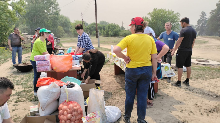 Абай облысында тұрғындар өртсөндірушілерді азық-түлікпен қамтамасыз етіп жатыр