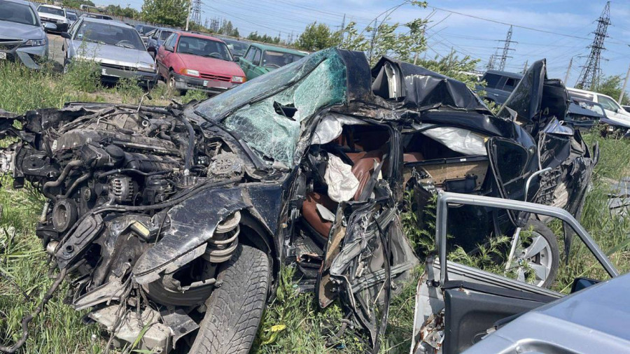 Петропавлда BMW көлігі әуелі ағаш пен бетон плитаға, кейін гаражға соқтығысты