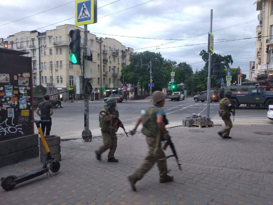 БАҚ Ресейде әскери төңкеріс басталғанын хабарлады: елде не болып жатыр?