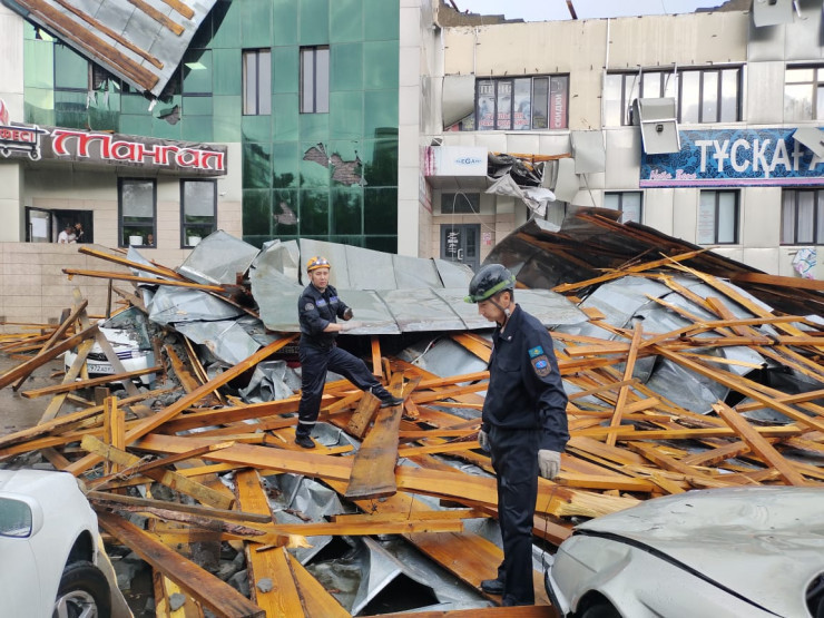 Павлодарда сауда үйінің шатыры қираған: зардап шеккен бір адамның жағдайы ауыр