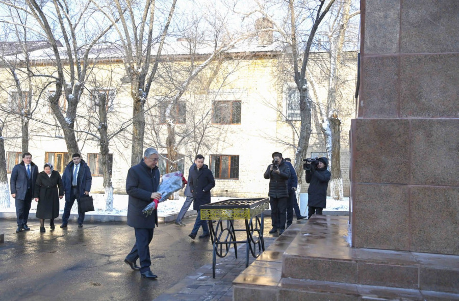 Тоқаев Тахауи Ахтанов пен Қуандық Шаңғытбаев ескерткіштеріне гүл шоғын қойды 