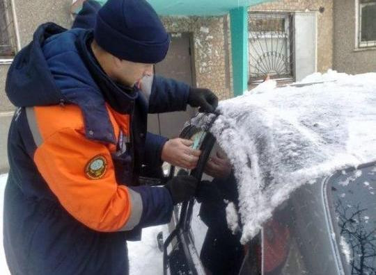 "Есігі жабылып қалды". Өскеменде бір жасар бала көліктің ішінде қалып қойған