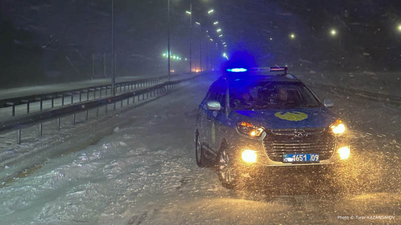 Қолайсыз ауа райына байланысты 11 өңірдегі республикалық маңызы бар жолдар жабылды