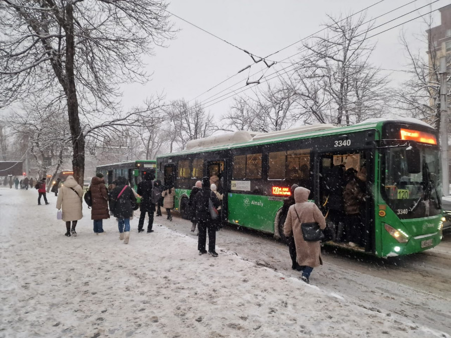 Алматыда қалың қар жауғаннан кейін автобустар қалай жүріп жатыр?