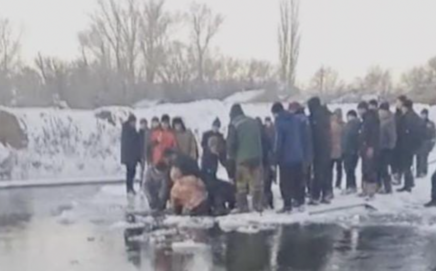 "Денесін әрең тапты" – Абай облысында өзенге батып кеткен баланы іздеген ауыл тұрғындары