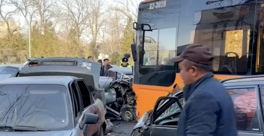 "Көзі ілініп кеткен". Таразда автобус жол жиегінде тұрған көліктерді жапырып өтті