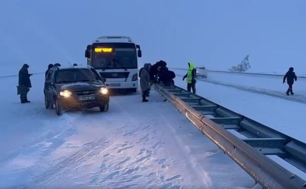 Ішінде бала да бар: Ақмола облысында 16 ресейлік жолда қалып қойған